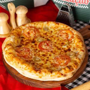 Serve até 4 pessoas. Uma pizza de sabor único. Preparada com nossa massa fresca (sem bordas), ela VEM com Molho, Mussarela, Tomate, Azeitona e Orégano. Perfeita para dividir!