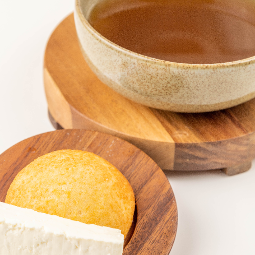 Agua de Panela con Queso y Almojabana