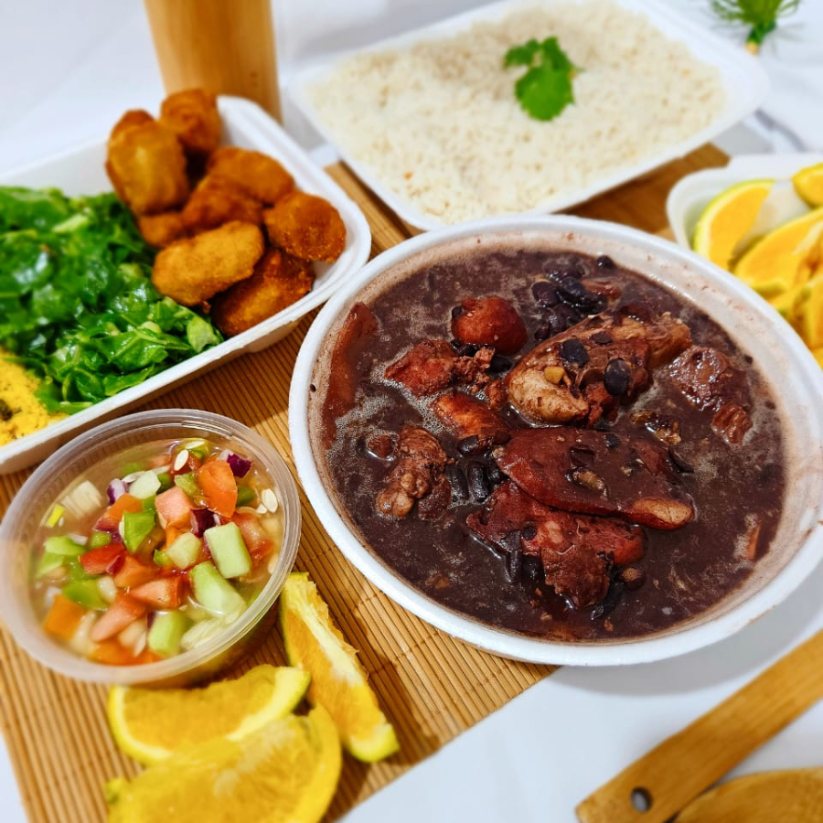 Acompanha uma porção de arroz em media de 500g, uma porção de feijoada 700g, uma vinagrete 300ml, e uma porção com banana a milanesa, couve refogada e farofa da casa. Experimente ! Escolha o melhor tamanho.