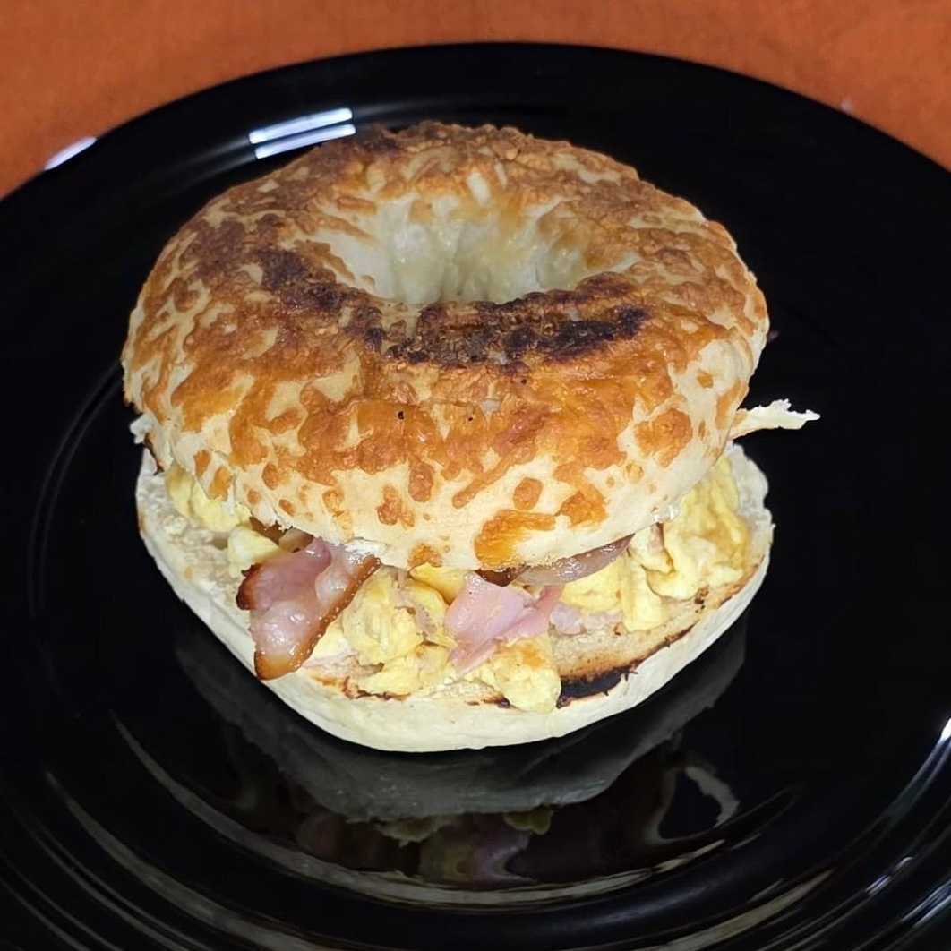 Bagel con Huevo y Jamón