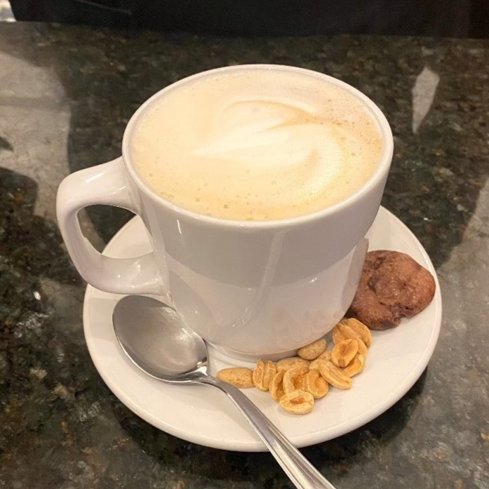Latte Cacahuate Caliente 12oz (354ml)