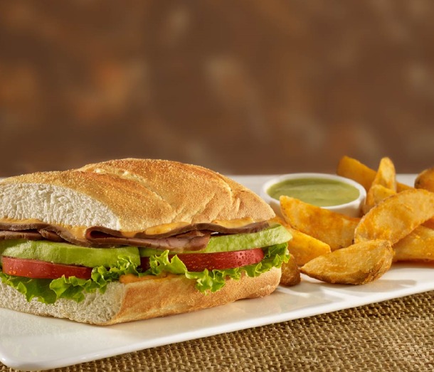 Baguetino de Roast Beef + Papas Bravas