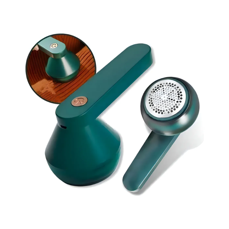 O Papa Bolinhas Elétrico Recarregável é ideal para renovar suas roupas de forma rápida e prática. Remove com eficiência bolinhas, fiapos e pelos de tecidos como blusas, casacos, calças, mantas e estofados, deixando tudo com aparência de novo.  Sem fio e com bateria recarregável via Usb, oferece total liberdade de movimento e pode ser usado em qualquer lugar. Possui lâminas afiadas, proteção para os tecidos e depósito removível, facilitando a limpeza após o uso.  Perfeito para quem busca praticidade no cuidado com as roupas no Dia a Dia.  papa bolinhas elétrico, removedor de fiapos roupas, tira bolinhas recarregável, aparador de pelos de roupas, papa bolinhas sem fio, removedor de bolinhas tecido.