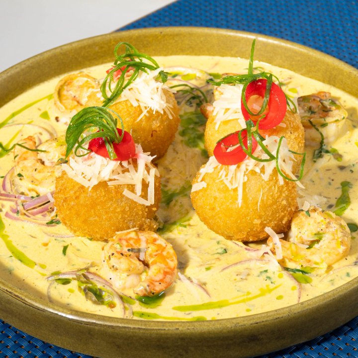 Croquetes de mandioca recheados c/ mix de queijos, molho cremoso de alcaparras e camarão