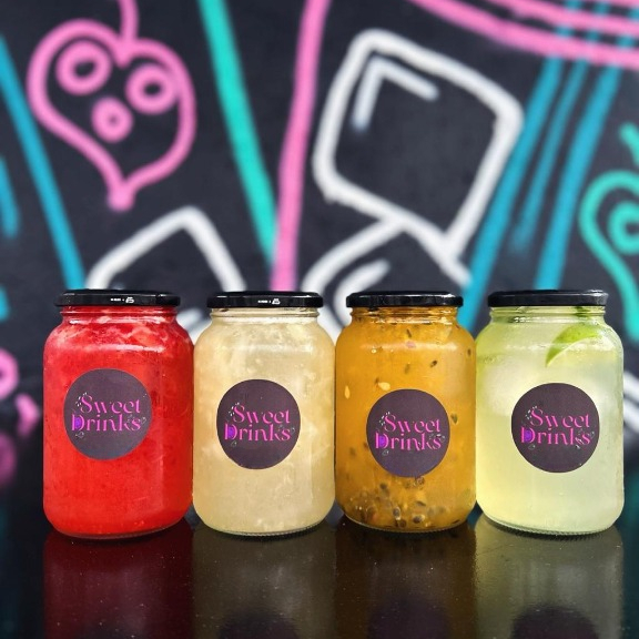 Quádrupla: caipirinha de morango, abacaxi, maracujá e limão, ambas feitas com vodka, copo de vidro de 600ml.