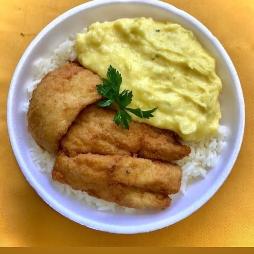 Filé de peixe empanado (panga) Arroz, Feijão e purê de batata