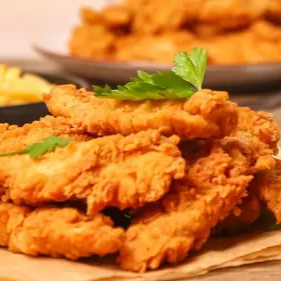 Frango empanado com feijão, arroz, macarrão com purê ou salada.