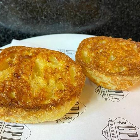 Nosso pão de queijo grande é tostado na chapa até ficar dourado e crocante, mantendo a maciez e o sabor autêntico do queijo. Uma opção deliciosa para um lanche quentinho e cheio de tradição. Serve 1 pessoa.