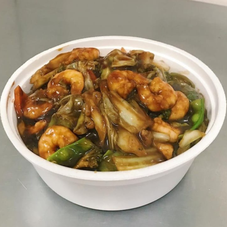 Macarrão chinês frito com camarão, brócolis , couve-flor repolho, acelga, cenoura e cogumelo ão molho shoyu.