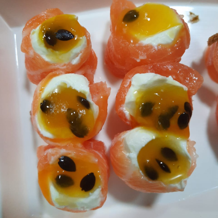 salmão enrolado no cream cheese com calda de maracuja
