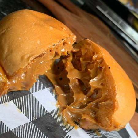 Pão brioche macio recheado com doce de leite cremoso e queijo derretido. A mistura perfeita entre doce e salgado que vai surpreender seu paladar!