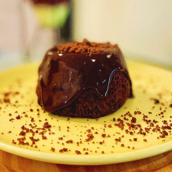 Bolinho de chocolate com cobertura de ganache de chocolate