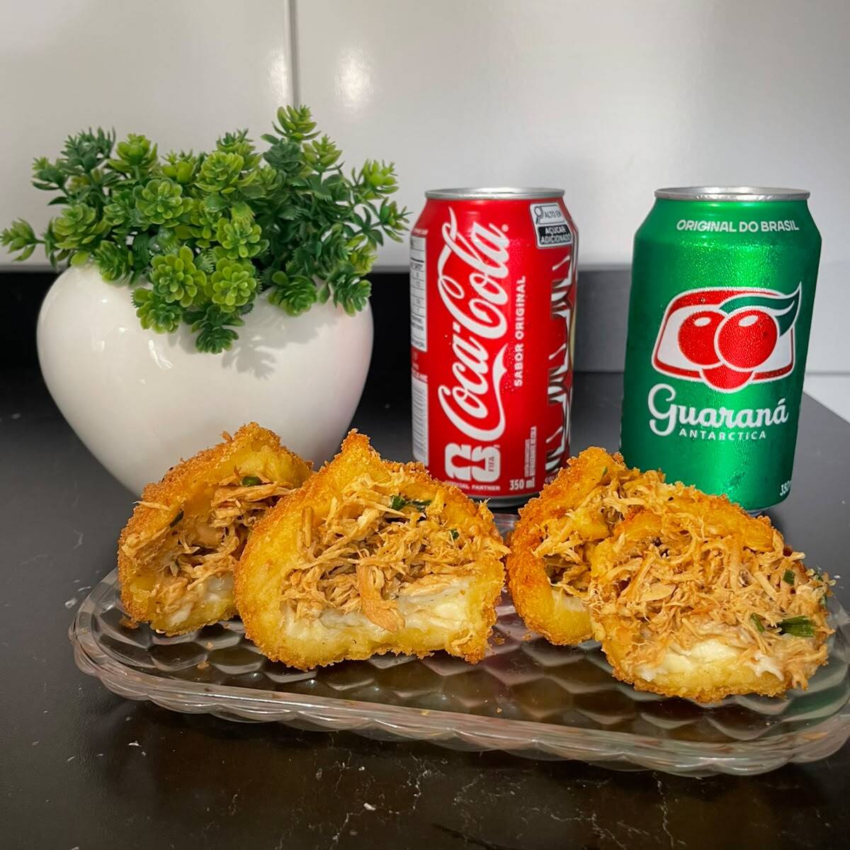 Experimente a coxinha de crocante com sabor marcante e único que vai conquistar seu paladar.
