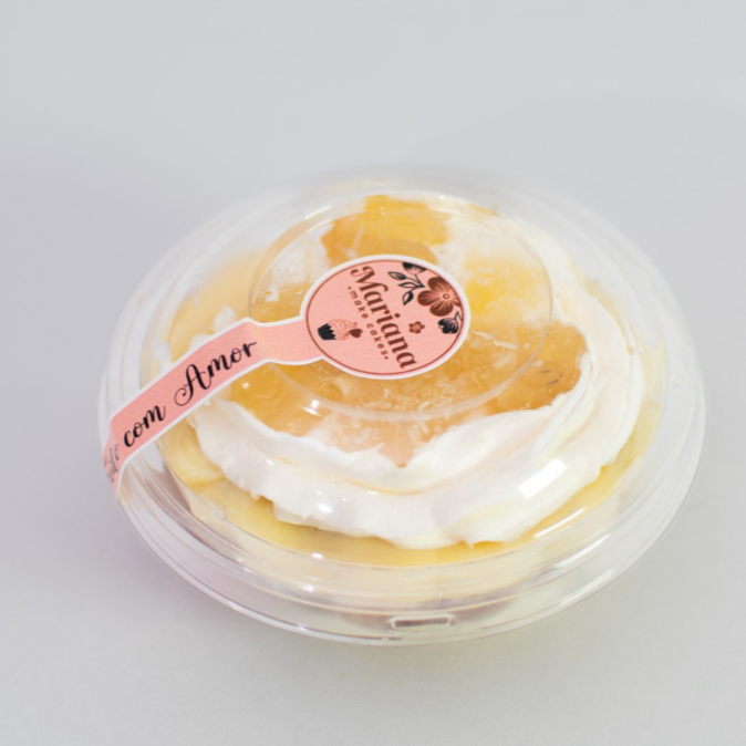 Sobremesa com creme de ninho, bolo e pedaços de abacaxi