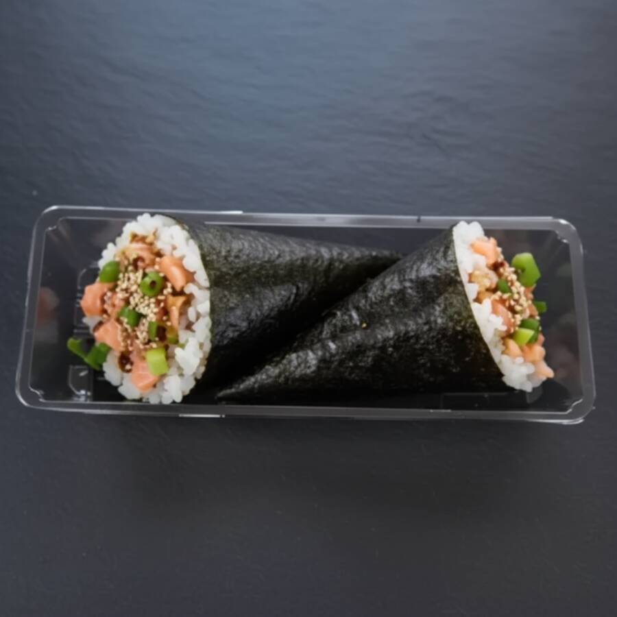 Temaki pele de salmão cream cheese, shari, cebolinha, gergelim e tarê. Peso aproximadamente de cada temaki 160 gr. Não Acompanha : hashi, shoyu, tarê wassabi e gengibre.