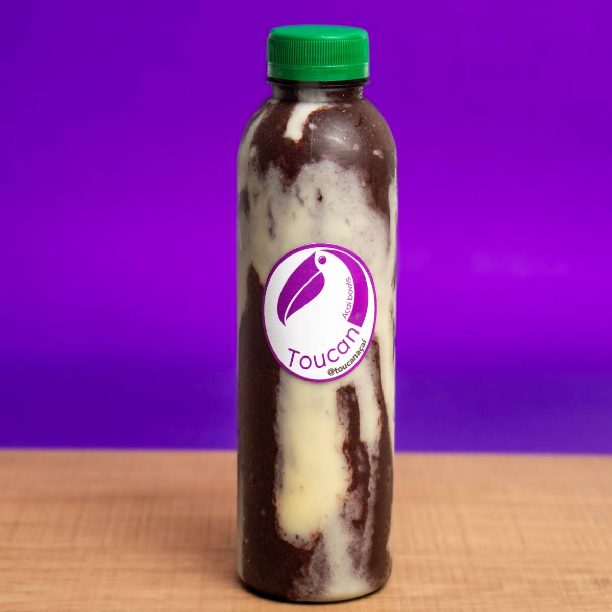 “Açaí de Garrafa Premium com Frutas — On the Go! Uma sinfonia de sabores: o açaí cremoso se combina à doçura natural das frutas frescas. Deliciosamente refrescante, perfeito como uma vitamina para levar com você.”