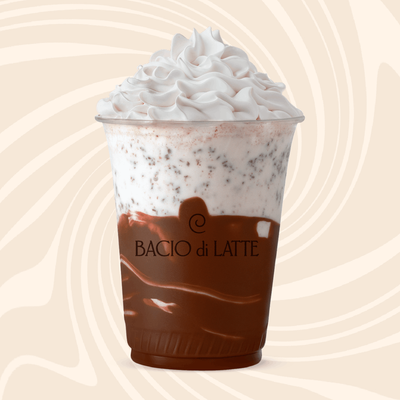 Milkshake cremoso feito com gelato Ninho&Bella com calda de chocolate com avelã e chantilly.