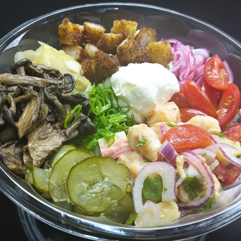 (180G ARROZ, 40G SHIMEJI, 40G CAMARÃO EMPANADO, 40G CEVICHE, 30G SUNOMONO, 30G TOMATE CEREJA, 20G PICLES DE CEBOLA, 20G CREAM CHEESE, 5G CEBOLINHA, 20G GENGIBRE