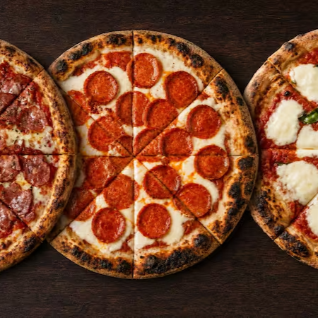 Pague 2 pizzas de 35 cm e leve 3 (24 fatias no total). Escolha os 3 sabores tradicionais. Promoção especial, quantidade limitada.