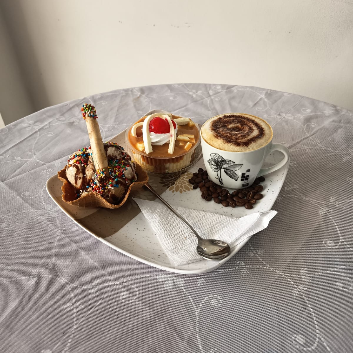 Napolitano Elegante:Postre Napolitano + Latte+ Hel