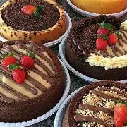 Bolo caseirinho piscininha de 20 cm, macio e fofinho, feito com ingredientes selecionados e aquele gostinho de receita de vó. Com uma generosa camada de recheio cremoso no centro, formando a irresistível “piscininha”, perfeita para quem ama bolo bem molhadinho e recheado na medida certa. Ideal para compartilhar em família ou tornar qualquer momento mais doce, esse bolo une simplicidade e muito sabor em cada fatia. Disponível em diversos sabores, com acabamento delicado e feito com muito carinho. 💛 Perfeito para café da tarde, comemorações ou para matar aquela vontade de um doce especial!