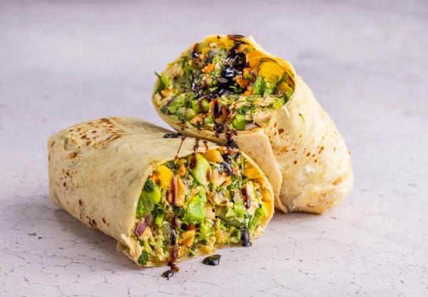 Frango em tiras, com cenoura ralada, pepino sem semente, repolho roxo cortado fininho com crocante de alho e gengibre, edamame, pimentão amarelo, amendoim, gergelim, muita cebolinha fatiada, molho cítrico oriental. Sensacionalmente colorida.