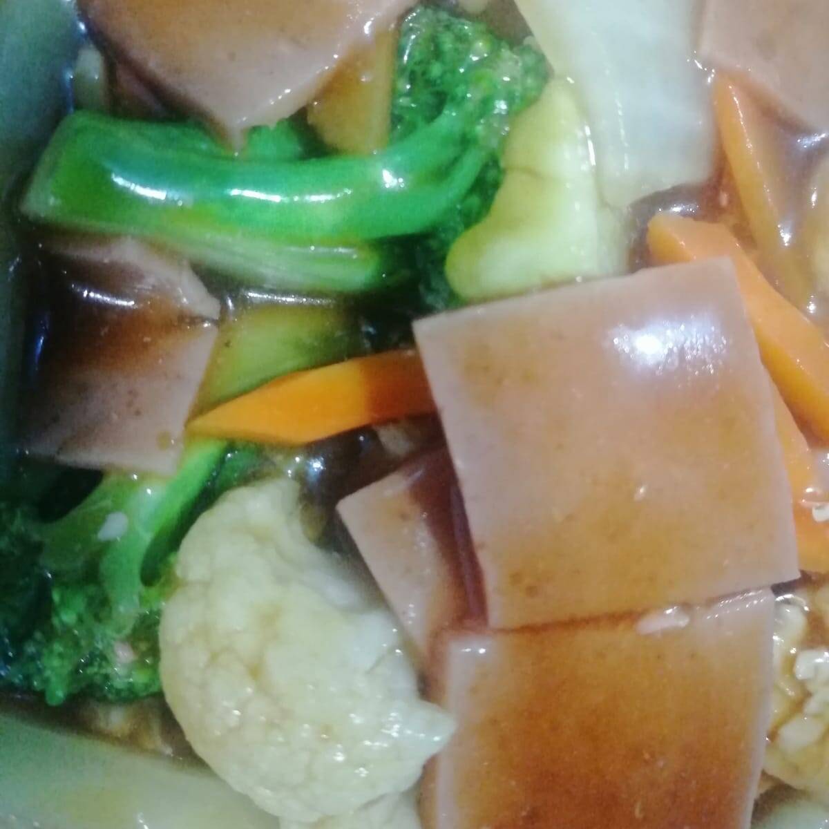 Chop Suey en Salsa con Pollo, Jamón y Lechón
