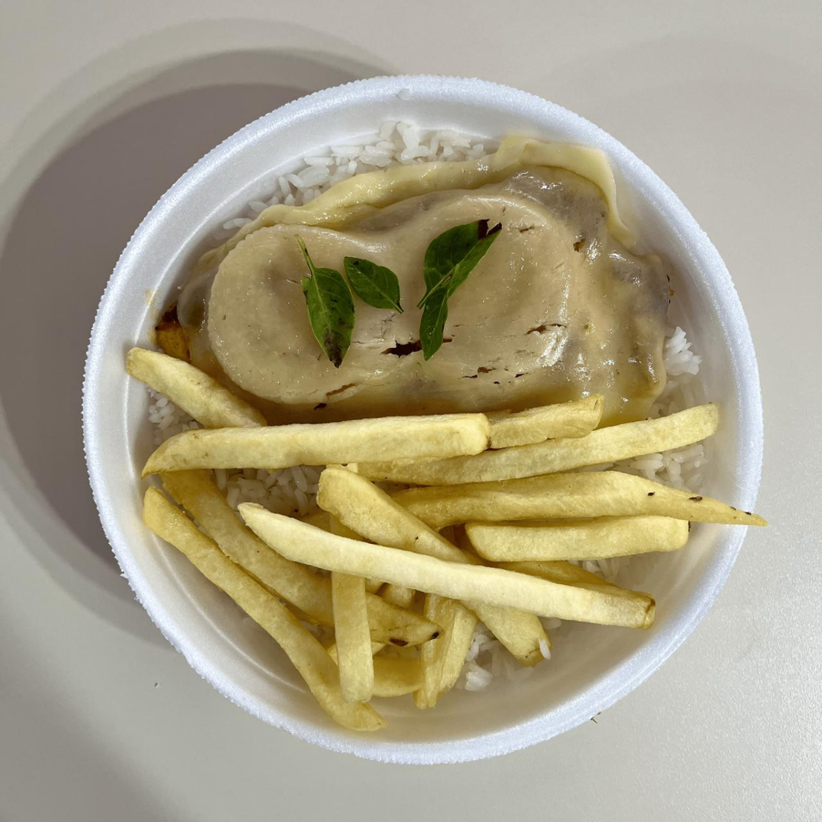 (Frango Grelhado com Mussarela, Tomate e Manjericão) Arroz e Fritas