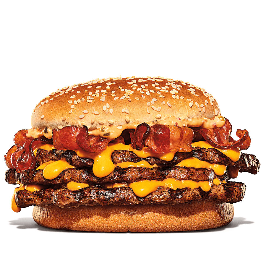 Um hambúrguer com três carnes bovinas grelhadas de 113g, pão com gergelim, cheddar cremoso, fatias de bacon crocante e o exclusivo molho bk stacker.