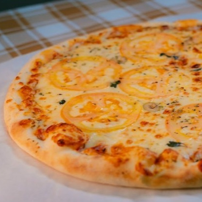 Massa, molho de tomate, muçarela derretida, tomate em fatias, manjericão fresco e orégano. O sabor tradicional que nunca sai de moda.