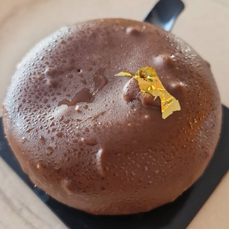 entrement Toffe deliciosa ganache de chocolate ao leite trufada, com recheio de caramelo artesanal coberto com chocolate nobre ao leite.