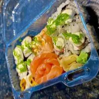 4 Sashimi De Salmão 4 Huramaki Variados 4 Hossomaki Variados 2 Niguiri Variados 2 Gunkan Variados
