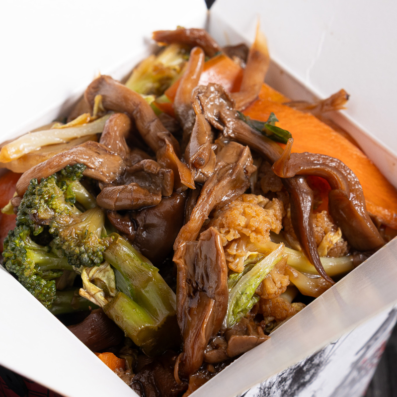 Macarrão oriental salteado no nosso molho especial da casa, com cogumelos shimeji frescos e legumes selecionados: cenoura, brócolis e couve-flor. Sabor marcante e leveza em cada garfada. Porção individual. Serve 1 pessoa. 490 Ml