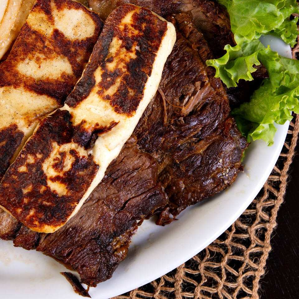 Arroz, feijão, farofa de ovos, fritas, queijo e vinagrete.