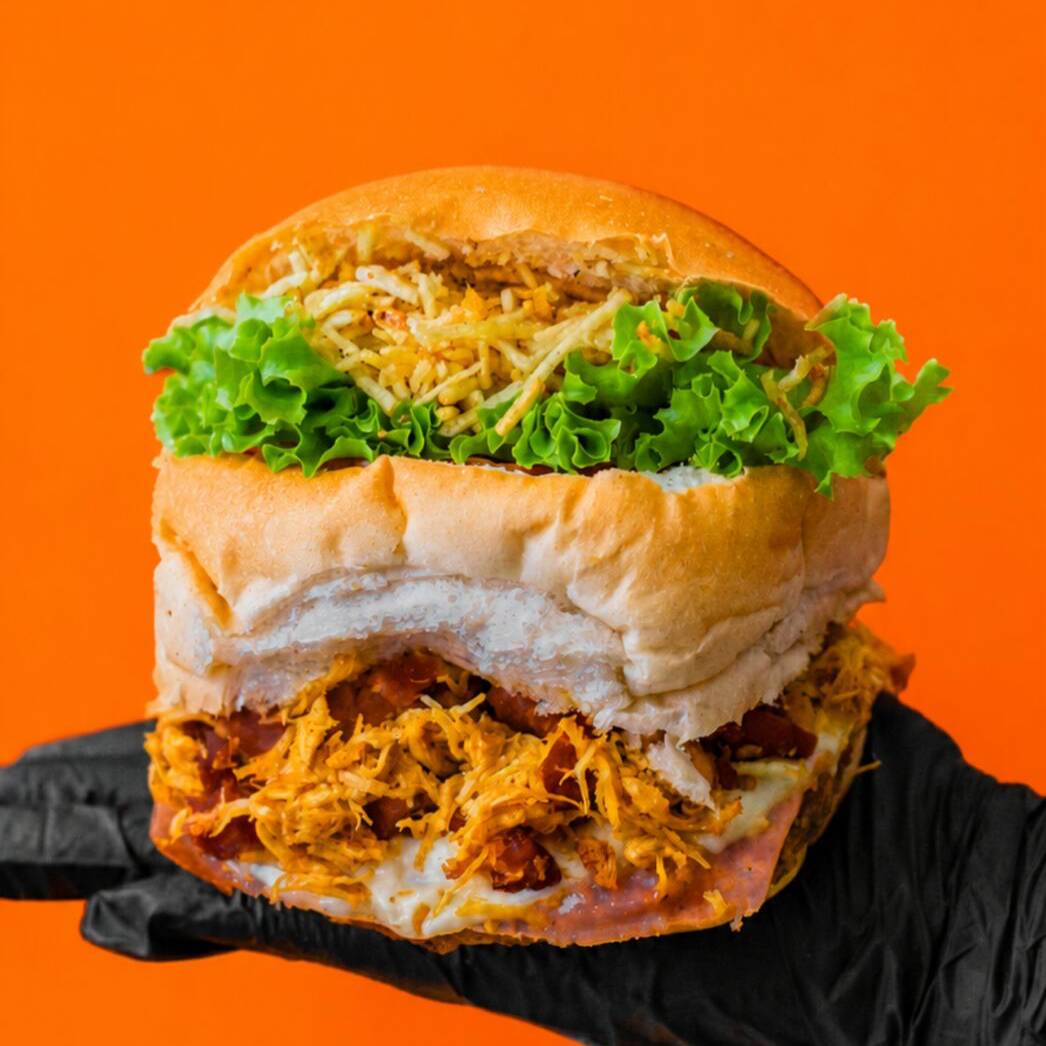Pão De Hamburguer Fofinho De Qualidade Com 1 Hamburguer De 90g Suculento,Queijo Que Derrete Na Boca ,Bacon Premim Pra Se Deliciar E Mais Frango Desfiado Com Calabresa Curada , Com Aquele Catupiry De Qualidade, Alface Crocante E Fresco Com Rodelas De Tomate Italiano Selecionados,Batata Palha Crocante Fininha ,E Não Esquece Aquele Toque Cítrico No Seu Lanche Podendo Escolher Abacaxi Ou Banana!! E Ai Vai Encarar ??