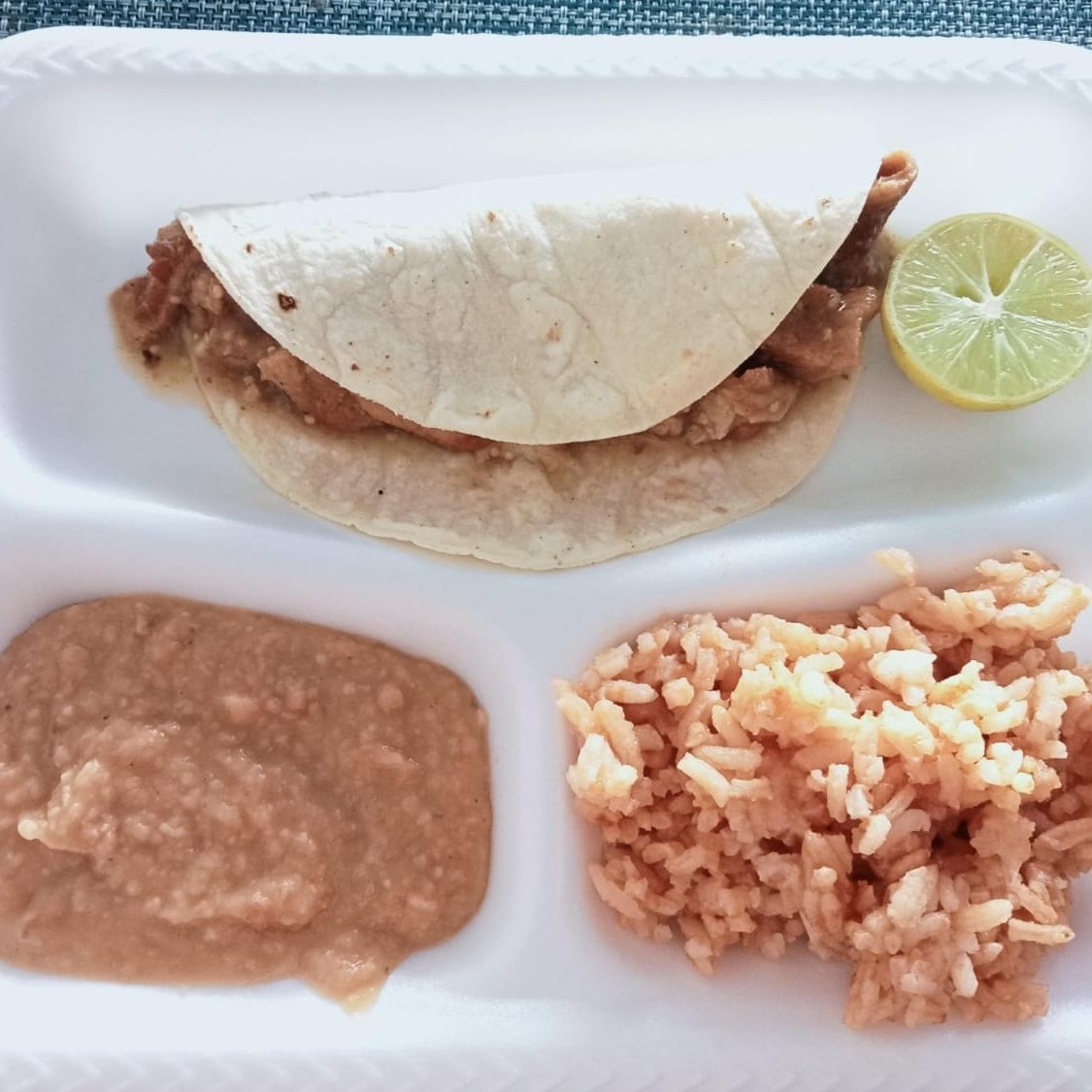 Taco De Chicharrón En Salsa Verde, Arroz Y Frijol