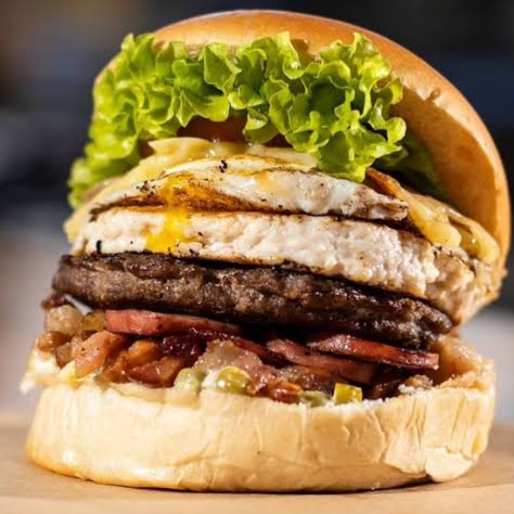 Pão de Hambúrguer, Carne de Hambúrguer (56g), Ovos Fritos e Maionese Caseira.