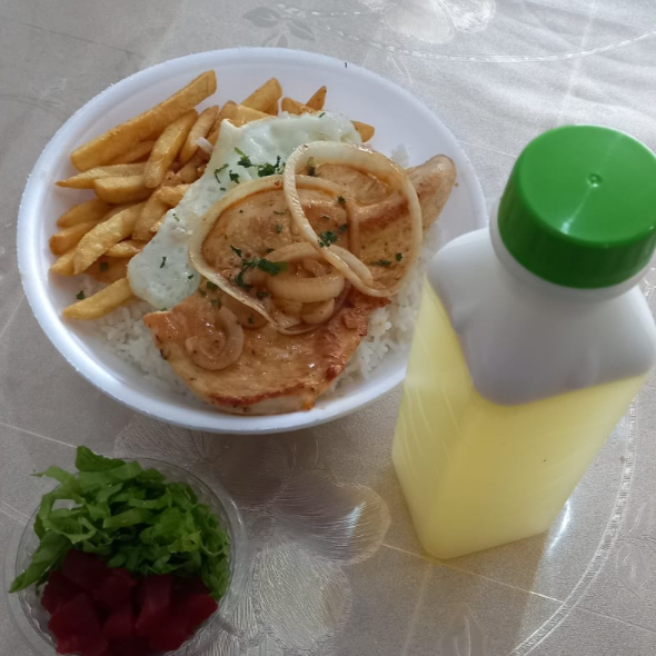 Uma deliciosa Marmita de Filé de Frango Grelhado acompanhado de Ovo Frito, Batata Frita, Arroz Branco e Feijão + 1 Suco Natural de Abacaxi (500ml) + 1 Docinho, já peça e saboreie nossas delicias caseiras!1