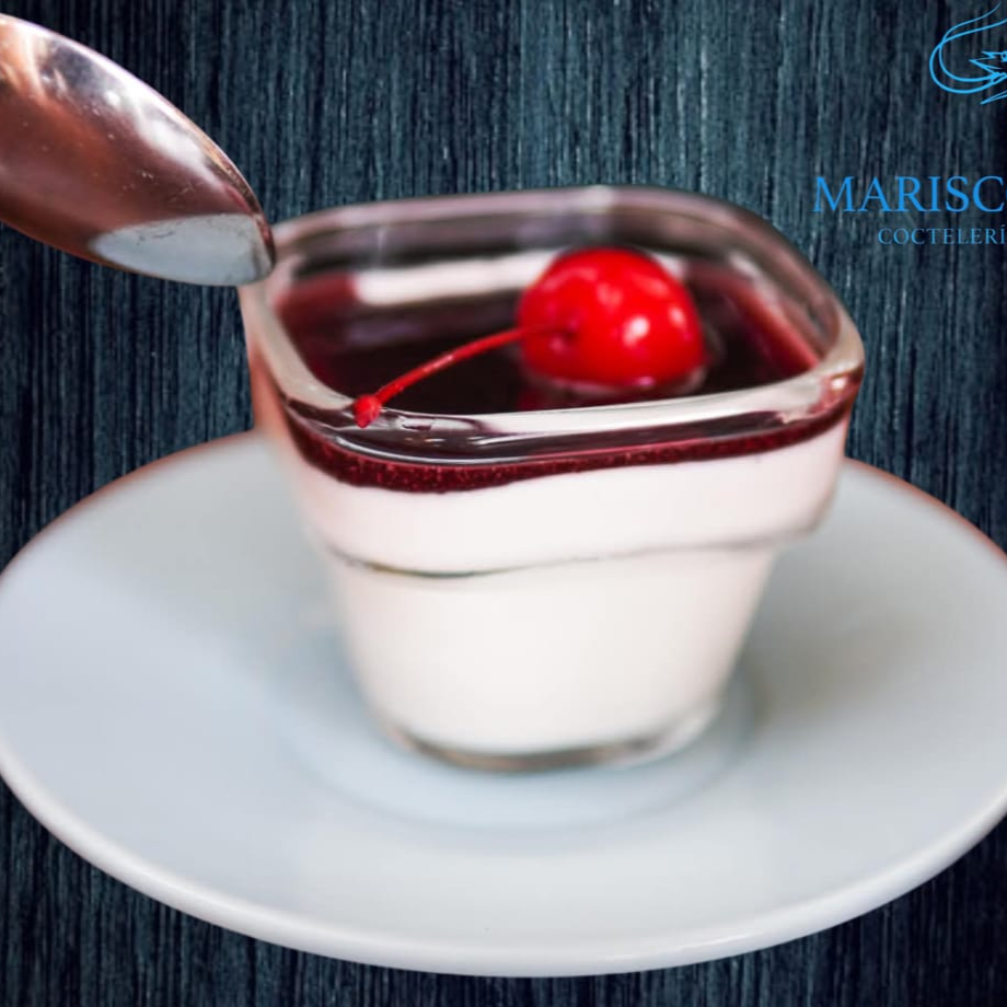 Gelatina de Queso con Salsa de Frutos Rojos