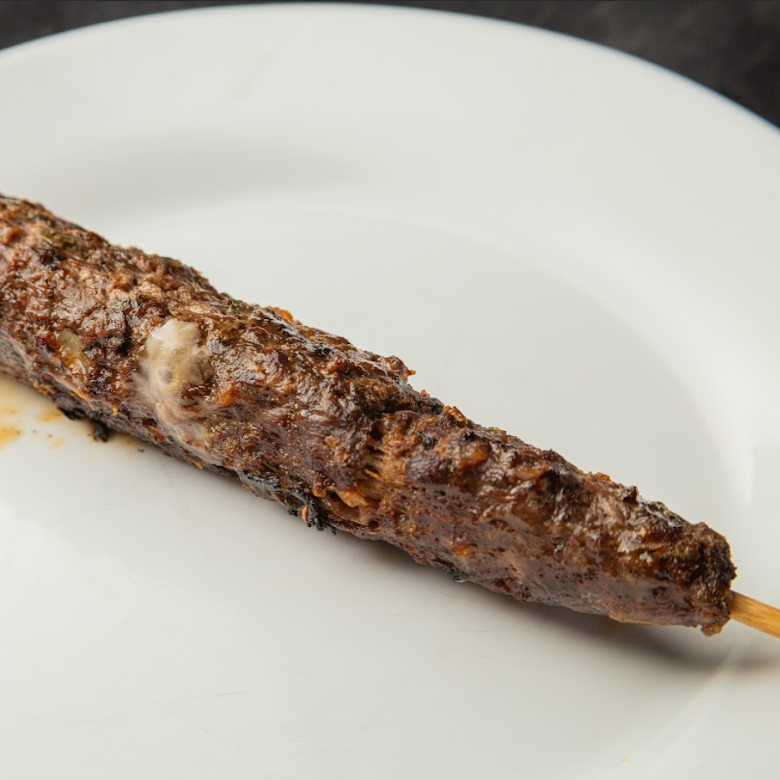 Suculento espeto de kafta com queijo.
