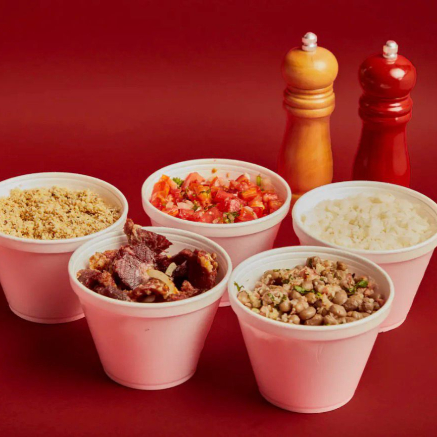 o clássico nordestino, preparado com todo o sabor e capricho! nosso arrumadinho vem com: Arroz Soltinho (pote 500ml) do jeito que tem que ser! Feijão de Corda (pote 500ml) tempero nordestino que encanta. Farofa temperada da casa. Perfeita para dar aquele toque especial. Vinagrete bem temperadinho equilibrando os sabores, e o Protagonista dessa Delícia toda, nossa Carne de sol em cubos acebolada! Tudo Separado para você montar como quiser e aproveitar cada garfada! Peça Agora.