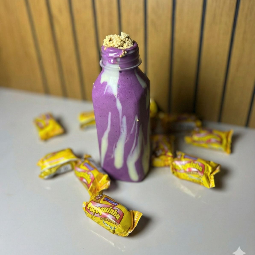 Shake de açaí batido com leite integral, leite condensado, leite em pó e paçoca. Garrafinha de 300ml ou 500ml.