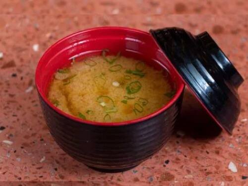Sopa Japonesa com cebolinha.