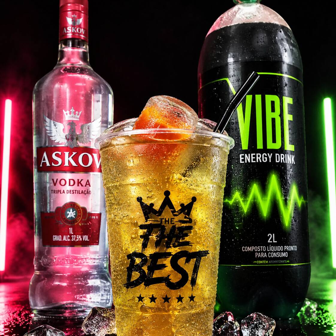 Copo 700 ml de vodka com energético, preparado com gelo saborizado e canudo. Gelado, refrescante e perfeito para quem gosta de um drink forte e saboroso.