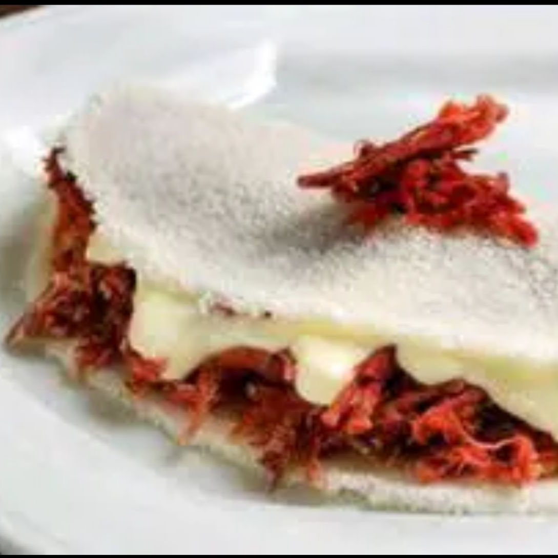 Carne de sol e queijo muçarela.