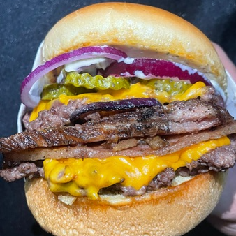 Pão brioche,2 Delicioso burguer smash 80g,4 fatias de queijo cheddar,bacon crysp,picles,cebola roxa,molho grill..