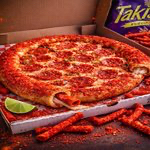 Pizza grande con orilla de Takis FUEGO y queso.