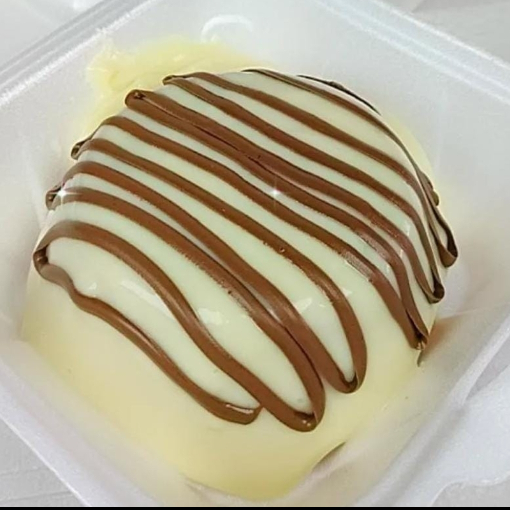 Massa branca, cobertura de creme de ninho e Nutella na finalização