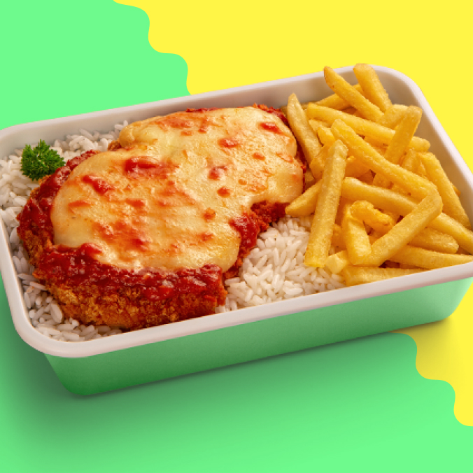 O frango empanado crocante e os queijos mussarela e parmesão derretidos com molhinho de tomate nos melhores papéis de suas carreiras. Astros especialmente convidados: arroz soltinho e batata frita bem sequinha.