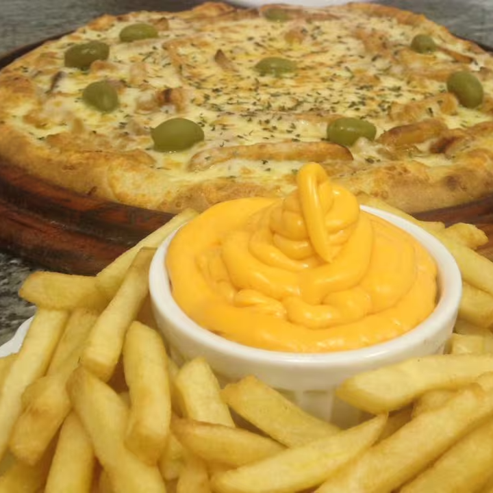 Pizza de Batata Frita coberta com Mussarela